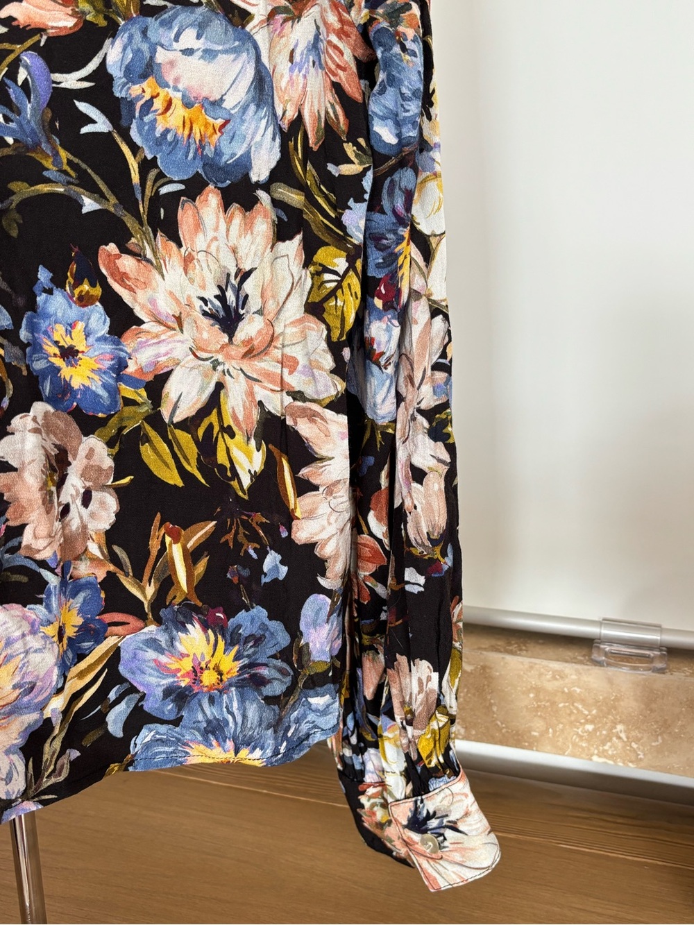 Karen Kane Floral Blouse M Black Blue Pink 100% Viscose Silk Feel V-Neck Y2K - Picture 11 of 15
